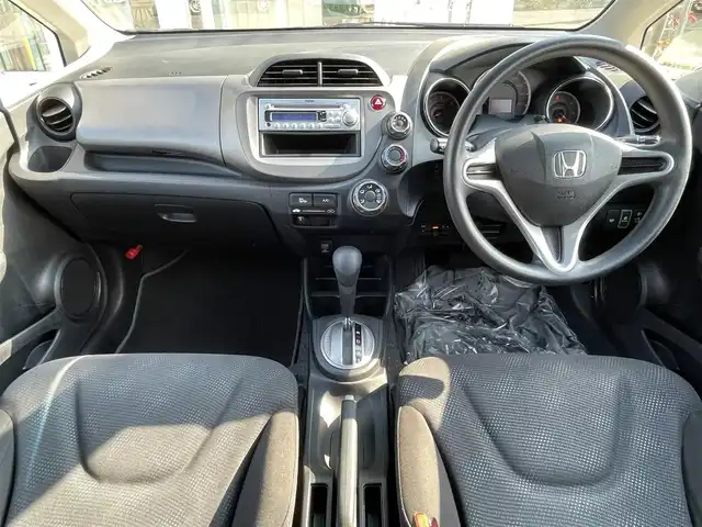 ホンダ フィット G 10thアニバーサリー 道央・札幌 2012(平24)年 9.8万km アラバスターシルバーメタリック ・4WD/・寒冷地仕様/・純正オーディオ/CD&AUX/・ビルトインETC/・ABS/・純正フロアマット/・パワーステアリング/・パワーウィンドウ/・電動格納ミラー/・スペアキー(鍵のみ)