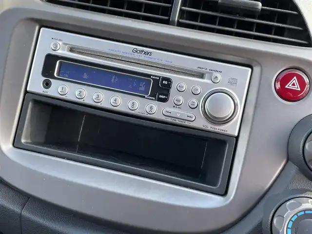 ホンダ フィット G 10thアニバーサリー 道央・札幌 2012(平24)年 9.8万km アラバスターシルバーメタリック ・4WD/・寒冷地仕様/・純正オーディオ/CD&AUX/・ビルトインETC/・ABS/・純正フロアマット/・パワーステアリング/・パワーウィンドウ/・電動格納ミラー/・スペアキー(鍵のみ)