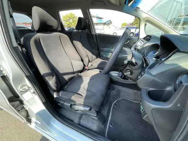 ホンダ フィット G 10thアニバーサリー 道央・札幌 2012(平24)年 9.8万km アラバスターシルバーメタリック ・4WD/・寒冷地仕様/・純正オーディオ/CD&AUX/・ビルトインETC/・ABS/・純正フロアマット/・パワーステアリング/・パワーウィンドウ/・電動格納ミラー/・スペアキー(鍵のみ)