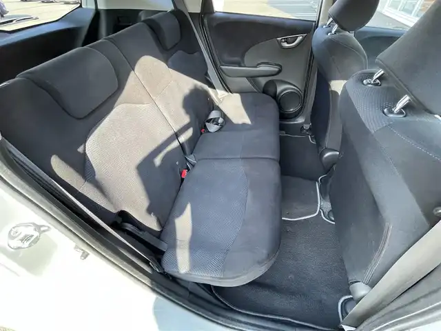 ホンダ フィット G 10thアニバーサリー 道央・札幌 2012(平24)年 9.8万km アラバスターシルバーメタリック ・4WD/・寒冷地仕様/・純正オーディオ/CD&AUX/・ビルトインETC/・ABS/・純正フロアマット/・パワーステアリング/・パワーウィンドウ/・電動格納ミラー/・スペアキー(鍵のみ)