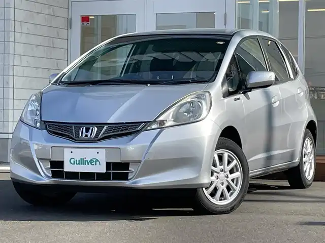 ホンダ フィット G 10thアニバーサリー 道央・札幌 2012(平24)年 9.8万km アラバスターシルバーメタリック ・4WD/・寒冷地仕様/・純正オーディオ/CD&AUX/・ビルトインETC/・ABS/・純正フロアマット/・パワーステアリング/・パワーウィンドウ/・電動格納ミラー/・スペアキー(鍵のみ)