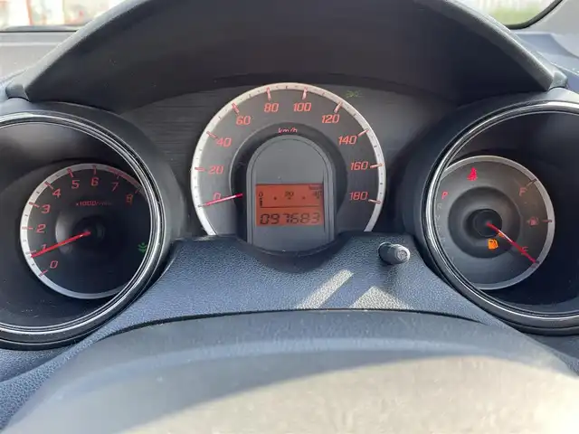 ホンダ フィット G 10thアニバーサリー 道央・札幌 2012(平24)年 9.8万km アラバスターシルバーメタリック ・4WD/・寒冷地仕様/・純正オーディオ/CD&AUX/・ビルトインETC/・ABS/・純正フロアマット/・パワーステアリング/・パワーウィンドウ/・電動格納ミラー/・スペアキー(鍵のみ)