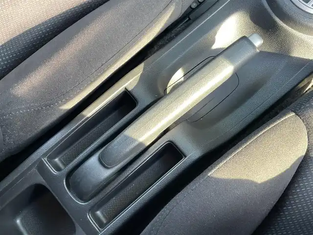 ホンダ フィット G 10thアニバーサリー 道央・札幌 2012(平24)年 9.8万km アラバスターシルバーメタリック ・4WD/・寒冷地仕様/・純正オーディオ/CD&AUX/・ビルトインETC/・ABS/・純正フロアマット/・パワーステアリング/・パワーウィンドウ/・電動格納ミラー/・スペアキー(鍵のみ)