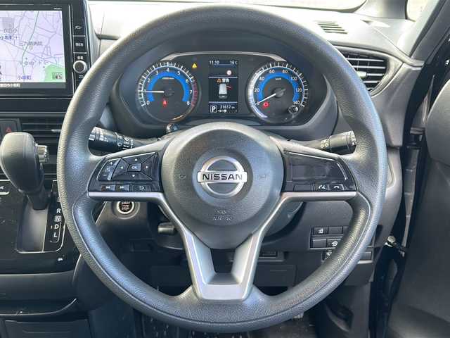 日産 ルークス ハイウェイスター X 愛知県 2021(令3)年 3.2万km ブラック ・禁煙車/・ワンオーナー/・純正ナビ/フルセグTV/　（MM320D-L）/・Bluetooth/USB/AUX/・アラウンドビューモニター/・ビルトインETC/・エマージェンシーブレーキ/・LDW/・先行車発進お知らせ/・左パワースライドドア/・ステアスイッチ/・電動格納ミラーウインカー/・純正１４インチアルミ/・LEDオートライト/・フォグランプ/・後席サンシェイド/・アイドリングストップ/・プッシュスタート/・ドアバイザー/・純正フロアマット/・新車保証書/・取扱説明書/・スペアキー