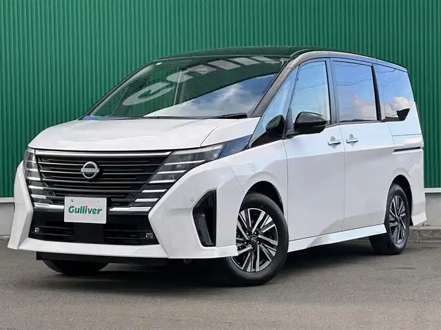 日産 セレナ e－パワー ハイウェイスター V 宮城県 2024(令6)年 0.1万km未満 白Ⅱ e-POWER　ハイウエイスターV/NissanConnectナビゲーションシステム（地デジ内蔵）/・Bluetooth/AppleCarPlay/AndroidAuto/ETC2.0ユニット/ドライブレコーダー（前後セット）/ワイヤレス充電器/インテリジェント アラウンドビューモニター/インテリジェント ルームミラー/プロパイロット（ナビリンク機能付）/プロパイロット緊急停止支援システム（SOSコール機能付）/アダプティブLEDヘッドライトシステム/＝＝＝/インテリジェント エマージェンシーブレーキ/前方衝突予測警報/衝突回避ステアリングアシスト/車線逸脱防止支援システム＋車線逸脱警報/後側方衝突防止支援システム＋後側方車両検知警報/後退時車両検知警報/踏み間違い衝突防止アシスト/標識検知機能/コーナーセンサー/ハンズフリーオートスライドドア（両側）/USB電源ソケット/革巻きステアリング/ステアリングスイッチ/電動パーキングブレーキ/ブレーキホールド/純正16インチAW/W/サイド/カーテンエアバッグ