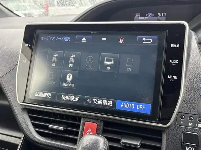 トヨタ ヴォクシー ZS 大分県 2017(平29)年 7.2万km ホワイトパールクリスタルシャイン ・純正ナビ(CD.DVD.SD.BT)/・バックカメラ/・フルセグテレビ/・フリップダウンモニター/・オートハイビーム/・プリクラッシュセーフティ/・レーンアシスト/・両側パワースライドドア/・ETC/・ドライブレコーダー/・クルーズコントロール/・純正ホイール