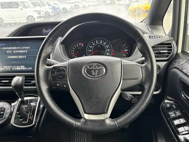 トヨタ ヴォクシー ZS 大分県 2017(平29)年 7.2万km ホワイトパールクリスタルシャイン ・純正ナビ(CD.DVD.SD.BT)/・バックカメラ/・フルセグテレビ/・フリップダウンモニター/・オートハイビーム/・プリクラッシュセーフティ/・レーンアシスト/・両側パワースライドドア/・ETC/・ドライブレコーダー/・クルーズコントロール/・純正ホイール