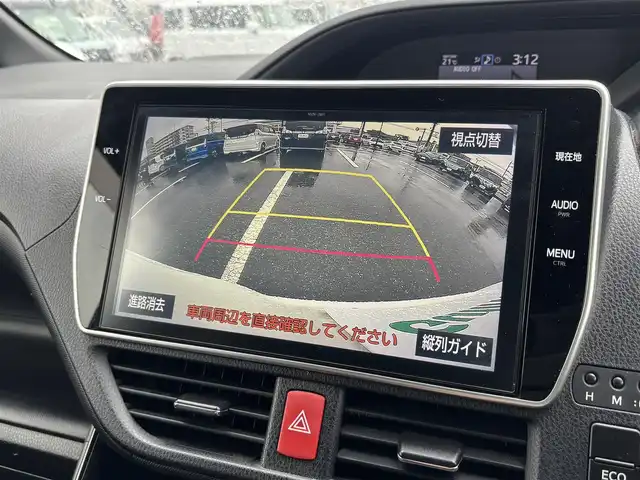 トヨタ ヴォクシー ZS 大分県 2017(平29)年 7.2万km ホワイトパールクリスタルシャイン ・純正ナビ(CD.DVD.SD.BT)/・バックカメラ/・フルセグテレビ/・フリップダウンモニター/・オートハイビーム/・プリクラッシュセーフティ/・レーンアシスト/・両側パワースライドドア/・ETC/・ドライブレコーダー/・クルーズコントロール/・純正ホイール