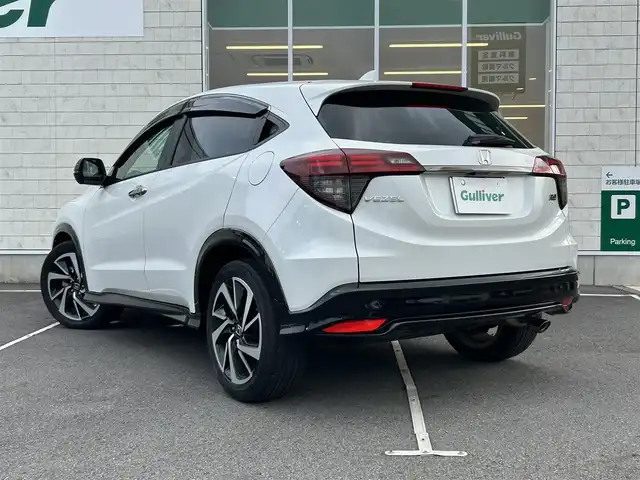 ホンダ ヴェゼル RS ホンダセンシング 静岡県 2019(令1)年 4.1万km プラチナホワイトパール 純正8インチナビ/（AM/FM/CD/DVD/BT/AppleCarPlay/HDMI)/フルセグTV/走行中視聴可能TV/バックカメラ/ホンダセンシング/・横滑り防止装置/・レーンキープアシスト/・衝突被害軽減システム/・レーダークルーズコントロール/ハーフレザーシート/前席シートヒーター/ビルトインETC/プッシュスタート/スマートキー/スペアキー×1/盗難防止装置/純正18インチアルミホイール/純正フロアマット/LEDヘッドライト
