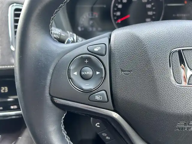 ホンダ ヴェゼル RS ホンダセンシング 静岡県 2019(令1)年 4.1万km プラチナホワイトパール 純正8インチナビ/（AM/FM/CD/DVD/BT/AppleCarPlay/HDMI)/フルセグTV/走行中視聴可能TV/バックカメラ/ホンダセンシング/・横滑り防止装置/・レーンキープアシスト/・衝突被害軽減システム/・レーダークルーズコントロール/ハーフレザーシート/前席シートヒーター/ビルトインETC/プッシュスタート/スマートキー/スペアキー×1/盗難防止装置/純正18インチアルミホイール/純正フロアマット/LEDヘッドライト