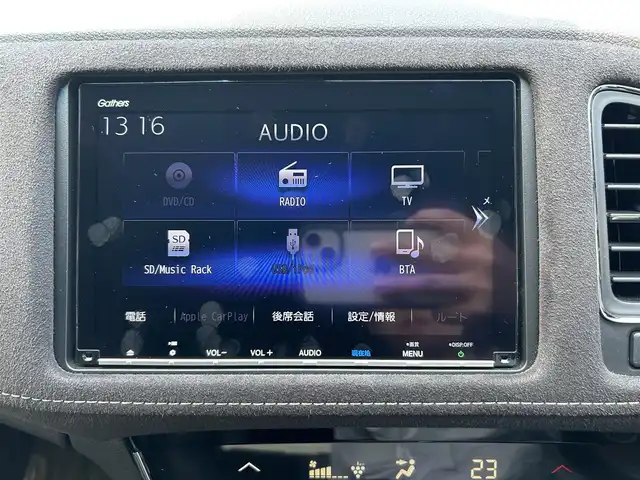 ホンダ ヴェゼル RS ホンダセンシング 静岡県 2019(令1)年 4.1万km プラチナホワイトパール 純正8インチナビ/（AM/FM/CD/DVD/BT/AppleCarPlay/HDMI)/フルセグTV/走行中視聴可能TV/バックカメラ/ホンダセンシング/・横滑り防止装置/・レーンキープアシスト/・衝突被害軽減システム/・レーダークルーズコントロール/ハーフレザーシート/前席シートヒーター/ビルトインETC/プッシュスタート/スマートキー/スペアキー×1/盗難防止装置/純正18インチアルミホイール/純正フロアマット/LEDヘッドライト
