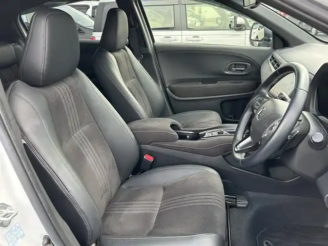 ホンダ ヴェゼル RS ホンダセンシング 静岡県 2019(令1)年 4.1万km プラチナホワイトパール 純正8インチナビ/（AM/FM/CD/DVD/BT/AppleCarPlay/HDMI)/フルセグTV/走行中視聴可能TV/バックカメラ/ホンダセンシング/・横滑り防止装置/・レーンキープアシスト/・衝突被害軽減システム/・レーダークルーズコントロール/ハーフレザーシート/前席シートヒーター/ビルトインETC/プッシュスタート/スマートキー/スペアキー×1/盗難防止装置/純正18インチアルミホイール/純正フロアマット/LEDヘッドライト