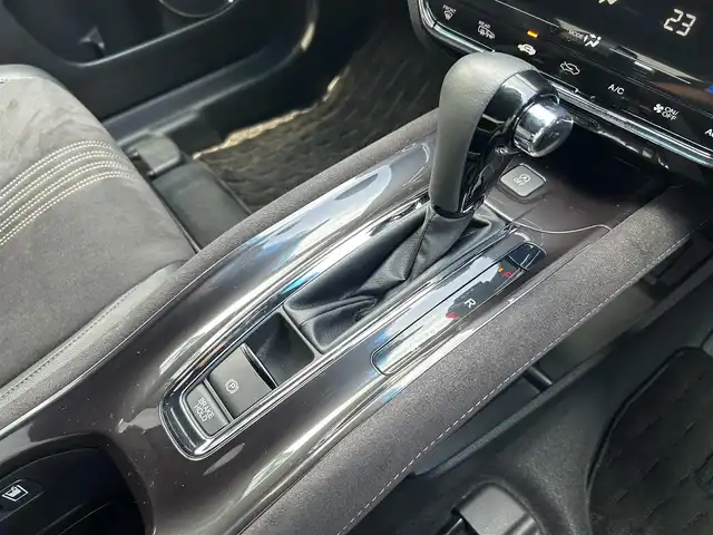 ホンダ ヴェゼル RS ホンダセンシング 静岡県 2019(令1)年 4.1万km プラチナホワイトパール 純正8インチナビ/（AM/FM/CD/DVD/BT/AppleCarPlay/HDMI)/フルセグTV/走行中視聴可能TV/バックカメラ/ホンダセンシング/・横滑り防止装置/・レーンキープアシスト/・衝突被害軽減システム/・レーダークルーズコントロール/ハーフレザーシート/前席シートヒーター/ビルトインETC/プッシュスタート/スマートキー/スペアキー×1/盗難防止装置/純正18インチアルミホイール/純正フロアマット/LEDヘッドライト