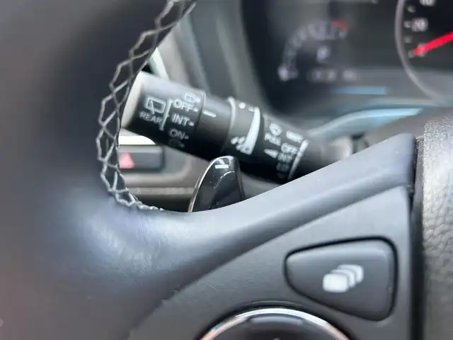 ホンダ ヴェゼル RS ホンダセンシング 静岡県 2019(令1)年 4.1万km プラチナホワイトパール 純正8インチナビ/（AM/FM/CD/DVD/BT/AppleCarPlay/HDMI)/フルセグTV/走行中視聴可能TV/バックカメラ/ホンダセンシング/・横滑り防止装置/・レーンキープアシスト/・衝突被害軽減システム/・レーダークルーズコントロール/ハーフレザーシート/前席シートヒーター/ビルトインETC/プッシュスタート/スマートキー/スペアキー×1/盗難防止装置/純正18インチアルミホイール/純正フロアマット/LEDヘッドライト