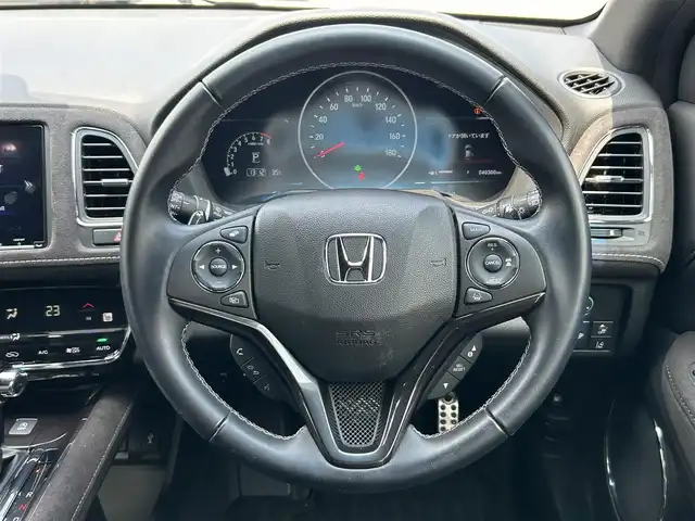 ホンダ ヴェゼル RS ホンダセンシング 静岡県 2019(令1)年 4.1万km プラチナホワイトパール 純正8インチナビ/（AM/FM/CD/DVD/BT/AppleCarPlay/HDMI)/フルセグTV/走行中視聴可能TV/バックカメラ/ホンダセンシング/・横滑り防止装置/・レーンキープアシスト/・衝突被害軽減システム/・レーダークルーズコントロール/ハーフレザーシート/前席シートヒーター/ビルトインETC/プッシュスタート/スマートキー/スペアキー×1/盗難防止装置/純正18インチアルミホイール/純正フロアマット/LEDヘッドライト