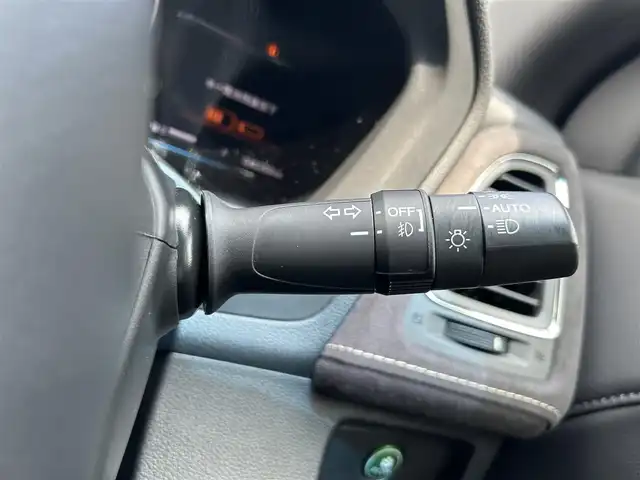 ホンダ ヴェゼル RS ホンダセンシング 静岡県 2019(令1)年 4.1万km プラチナホワイトパール 純正8インチナビ/（AM/FM/CD/DVD/BT/AppleCarPlay/HDMI)/フルセグTV/走行中視聴可能TV/バックカメラ/ホンダセンシング/・横滑り防止装置/・レーンキープアシスト/・衝突被害軽減システム/・レーダークルーズコントロール/ハーフレザーシート/前席シートヒーター/ビルトインETC/プッシュスタート/スマートキー/スペアキー×1/盗難防止装置/純正18インチアルミホイール/純正フロアマット/LEDヘッドライト