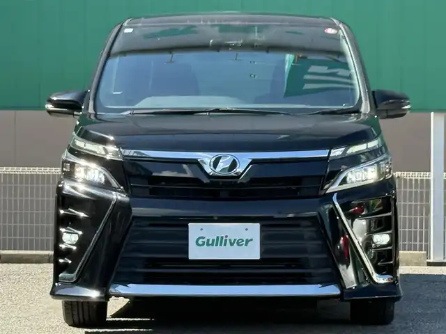 トヨタ ヴォクシー ZS 千葉県 2018(平30)年 1.3万km ブラック 社外メモリナビ（AM/FM/CD/DVD/Bluetooth）/フルセグTV/バックカメラ/クルーズコントロール/リフトアップシート/片側パワースライドドア/プリクラッシュセーフティ/レーンディパーチャーアラート/ETC/LEDヘッドライト/LEDフォグランプ/オートライト/純正16インチアルミホイール