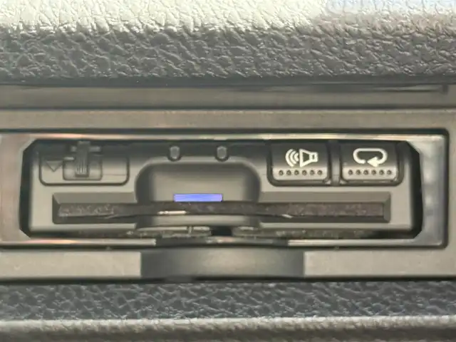 トヨタ ヴォクシー ZS 千葉県 2018(平30)年 1.3万km ブラック 社外メモリナビ（AM/FM/CD/DVD/Bluetooth）/フルセグTV/バックカメラ/クルーズコントロール/リフトアップシート/片側パワースライドドア/プリクラッシュセーフティ/レーンディパーチャーアラート/ETC/LEDヘッドライト/LEDフォグランプ/オートライト/純正16インチアルミホイール