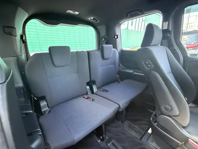 トヨタ ヴォクシー ZS 千葉県 2018(平30)年 1.3万km ブラック 社外メモリナビ（AM/FM/CD/DVD/Bluetooth）/フルセグTV/バックカメラ/クルーズコントロール/リフトアップシート/片側パワースライドドア/プリクラッシュセーフティ/レーンディパーチャーアラート/ETC/LEDヘッドライト/LEDフォグランプ/オートライト/純正16インチアルミホイール