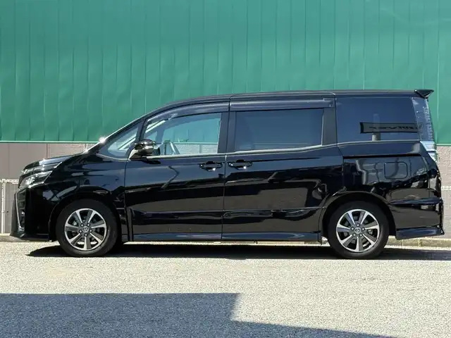 トヨタ ヴォクシー ZS 千葉県 2018(平30)年 1.3万km ブラック 社外メモリナビ（AM/FM/CD/DVD/Bluetooth）/フルセグTV/バックカメラ/クルーズコントロール/リフトアップシート/片側パワースライドドア/プリクラッシュセーフティ/レーンディパーチャーアラート/ETC/LEDヘッドライト/LEDフォグランプ/オートライト/純正16インチアルミホイール
