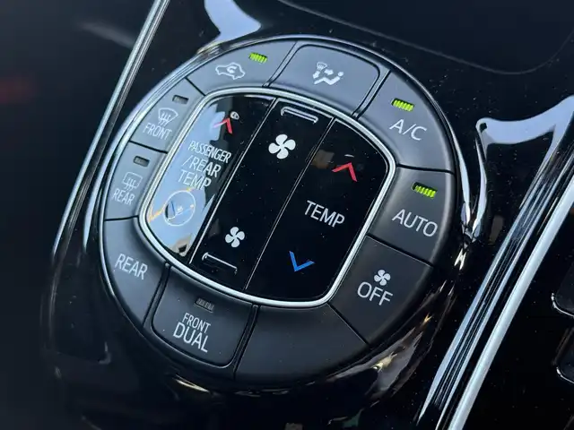 トヨタ ヴォクシー ZS 千葉県 2018(平30)年 1.3万km ブラック 社外メモリナビ（AM/FM/CD/DVD/Bluetooth）/フルセグTV/バックカメラ/クルーズコントロール/リフトアップシート/片側パワースライドドア/プリクラッシュセーフティ/レーンディパーチャーアラート/ETC/LEDヘッドライト/LEDフォグランプ/オートライト/純正16インチアルミホイール