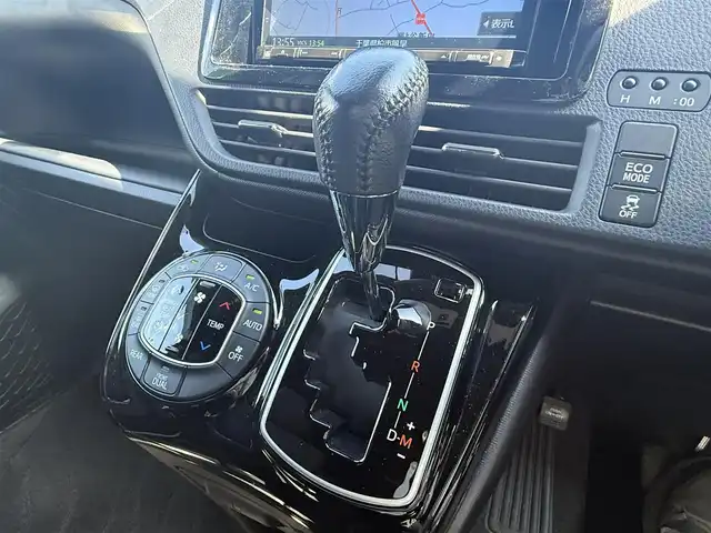 トヨタ ヴォクシー ZS 千葉県 2018(平30)年 1.3万km ブラック 社外メモリナビ（AM/FM/CD/DVD/Bluetooth）/フルセグTV/バックカメラ/クルーズコントロール/リフトアップシート/片側パワースライドドア/プリクラッシュセーフティ/レーンディパーチャーアラート/ETC/LEDヘッドライト/LEDフォグランプ/オートライト/純正16インチアルミホイール