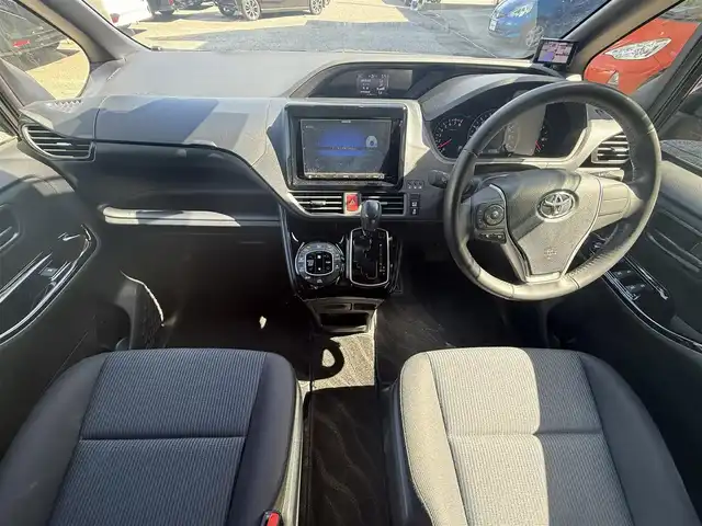 トヨタ ヴォクシー ZS 千葉県 2018(平30)年 1.3万km ブラック 社外メモリナビ（AM/FM/CD/DVD/Bluetooth）/フルセグTV/バックカメラ/クルーズコントロール/リフトアップシート/片側パワースライドドア/プリクラッシュセーフティ/レーンディパーチャーアラート/ETC/LEDヘッドライト/LEDフォグランプ/オートライト/純正16インチアルミホイール