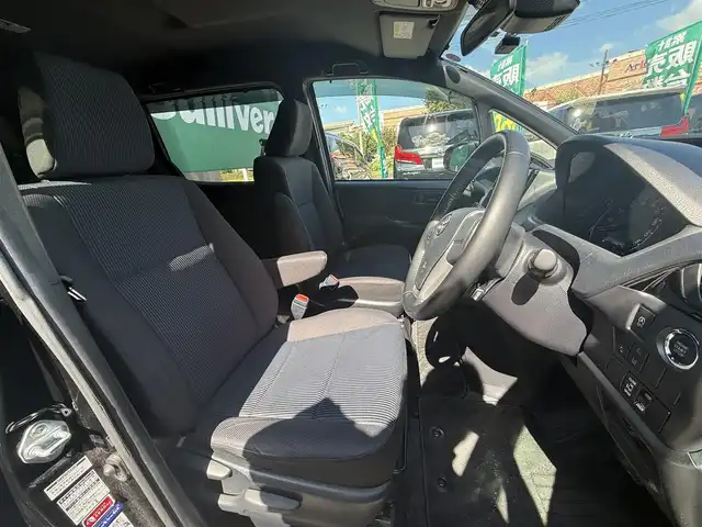 トヨタ ヴォクシー ZS 千葉県 2018(平30)年 1.3万km ブラック 社外メモリナビ（AM/FM/CD/DVD/Bluetooth）/フルセグTV/バックカメラ/クルーズコントロール/リフトアップシート/片側パワースライドドア/プリクラッシュセーフティ/レーンディパーチャーアラート/ETC/LEDヘッドライト/LEDフォグランプ/オートライト/純正16インチアルミホイール