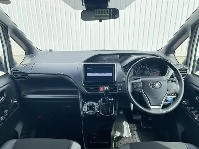トヨタ ノア Si ダブルバイビーⅢ 群馬県 2021(令3)年 1万km ホワイトパールクリスタルシャイン ワンオーナー　/純正9インチナビ/(AM/FM/BT/TV/DISC/SD)/純正12/1型フリップダウン/両側パワースライドドア/バックカメラ/ETC2.0/トヨタセーフティーセンス/プリクラッシュセーフティー/レーンディパーチャーアラート/パーキングサポートブレーキ/クルーズコントロール/クリアランスソナー/先行車発進お知らせ機能/横滑り防止機能/アイドリングストップ/AUTOライト/AUTOハイビーム/ステアリングリモコン/純正フロアマット/純正ドアバイザー/ウッド調コンビハンドル/取扱説明書/保証書/スペアキー