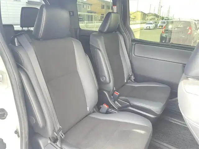 トヨタ ノア Si ダブルバイビーⅢ 群馬県 2021(令3)年 1万km ホワイトパールクリスタルシャイン ワンオーナー　/純正9インチナビ/(AM/FM/BT/TV/DISC/SD)/純正12/1型フリップダウン/両側パワースライドドア/バックカメラ/ETC2.0/トヨタセーフティーセンス/プリクラッシュセーフティー/レーンディパーチャーアラート/パーキングサポートブレーキ/クルーズコントロール/クリアランスソナー/先行車発進お知らせ機能/横滑り防止機能/アイドリングストップ/AUTOライト/AUTOハイビーム/ステアリングリモコン/純正フロアマット/純正ドアバイザー/ウッド調コンビハンドル/取扱説明書/保証書/スペアキー