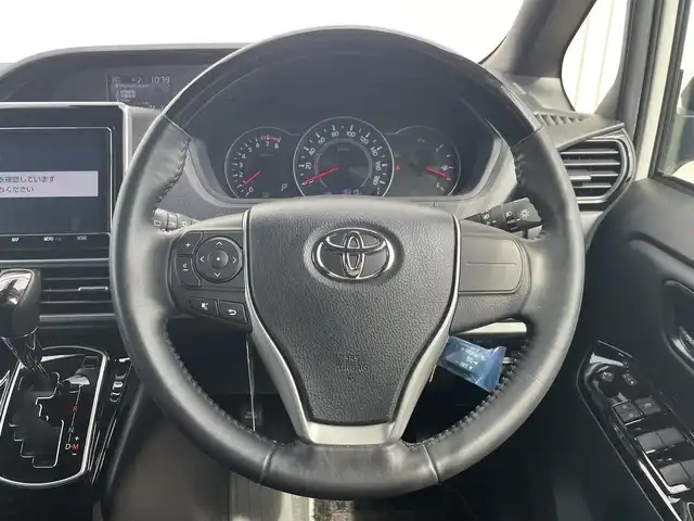トヨタ ノア Si ダブルバイビーⅢ 群馬県 2021(令3)年 1万km ホワイトパールクリスタルシャイン ワンオーナー　/純正9インチナビ/(AM/FM/BT/TV/DISC/SD)/純正12/1型フリップダウン/両側パワースライドドア/バックカメラ/ETC2.0/トヨタセーフティーセンス/プリクラッシュセーフティー/レーンディパーチャーアラート/パーキングサポートブレーキ/クルーズコントロール/クリアランスソナー/先行車発進お知らせ機能/横滑り防止機能/アイドリングストップ/AUTOライト/AUTOハイビーム/ステアリングリモコン/純正フロアマット/純正ドアバイザー/ウッド調コンビハンドル/取扱説明書/保証書/スペアキー