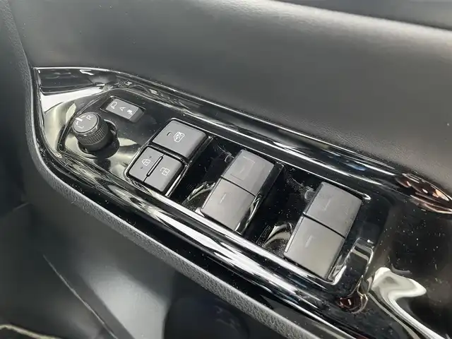 トヨタ ノア Si ダブルバイビーⅢ 群馬県 2021(令3)年 1万km ホワイトパールクリスタルシャイン ワンオーナー　/純正9インチナビ/(AM/FM/BT/TV/DISC/SD)/純正12/1型フリップダウン/両側パワースライドドア/バックカメラ/ETC2.0/トヨタセーフティーセンス/プリクラッシュセーフティー/レーンディパーチャーアラート/パーキングサポートブレーキ/クルーズコントロール/クリアランスソナー/先行車発進お知らせ機能/横滑り防止機能/アイドリングストップ/AUTOライト/AUTOハイビーム/ステアリングリモコン/純正フロアマット/純正ドアバイザー/ウッド調コンビハンドル/取扱説明書/保証書/スペアキー