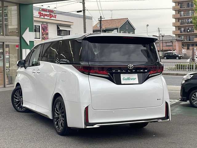 トヨタ ヴェルファイア ハイブリット Z プレミア 愛知県 2025(令7)年 0.5万km プラチナホワイトパールマイカ /ワンオーナー//純正ディスプレイオーディオコネクティッドナビ対応//フルセグTV・Bluetooth・HDMI・miracast//純正フリップダウンモニター//デジタルインナーミラー//両側パワースライドドア//左右独立サンルーフ//レーダークルーズコントロール//パワーシート・メモリーシート//シートヒーター・エアーシート//ステアリングヒーター//置くだけ充電//全方位カメラ//パドルシフト//オートライト・オートハイビーム//コーナーセンサー//ビルトインETC２．０//パワーバックドア//照明付きバニティミラー//純正フロアマット//オートリトラクタブルウインカーミラー//フォグランプ//三眼LEDヘッドライト//トヨタチームメイト//トヨタセーフティセンス//プロアクティブドライビングアシスト//レーンディパーチャーアラート//ドライバーモニター//プリクラッシュセーフティ//フロントクロストラフィックアラート//ドライブスタートコントロール//安心降車アシスト//ロードサインアシスト//先行者発進告知//後送品（保証書・スペアキー）