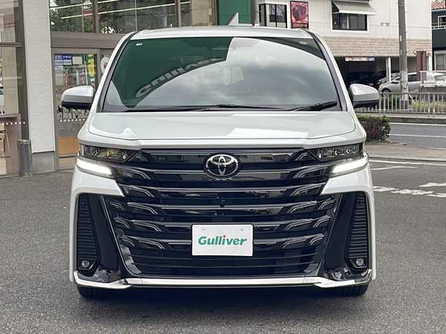 トヨタ ヴェルファイア ハイブリット Z プレミア 愛知県 2025(令7)年 0.5万km プラチナホワイトパールマイカ /ワンオーナー//純正ディスプレイオーディオコネクティッドナビ対応//フルセグTV・Bluetooth・HDMI・miracast//純正フリップダウンモニター//デジタルインナーミラー//両側パワースライドドア//左右独立サンルーフ//レーダークルーズコントロール//パワーシート・メモリーシート//シートヒーター・エアーシート//ステアリングヒーター//置くだけ充電//全方位カメラ//パドルシフト//オートライト・オートハイビーム//コーナーセンサー//ビルトインETC２．０//パワーバックドア//照明付きバニティミラー//純正フロアマット//オートリトラクタブルウインカーミラー//フォグランプ//三眼LEDヘッドライト//トヨタチームメイト//トヨタセーフティセンス//プロアクティブドライビングアシスト//レーンディパーチャーアラート//ドライバーモニター//プリクラッシュセーフティ//フロントクロストラフィックアラート//ドライブスタートコントロール//安心降車アシスト//ロードサインアシスト//先行者発進告知//後送品（保証書・スペアキー）