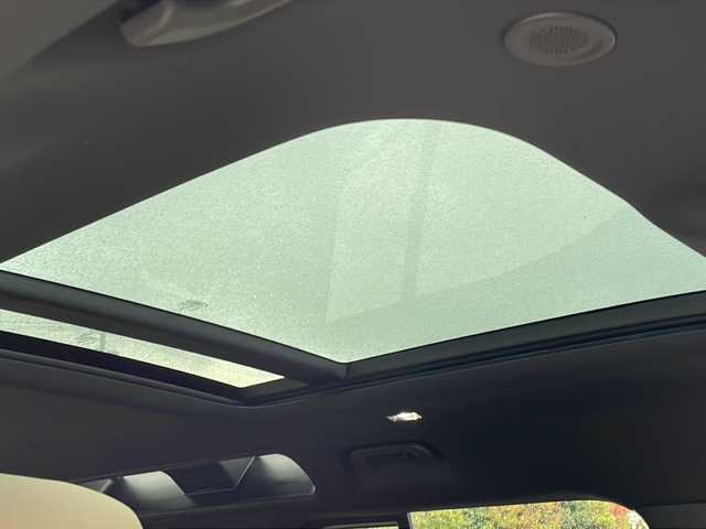 ランドローバー ランドローバー ディフェンダー 110XダイナミッHSE 福岡県 2024(令6)年 0.2万km 黒 純正ナビ/（Bカメラ、AM、FM、AppleCarPlay/AndroidAuto）/全方位カメラ/サンルーフ/純正ステップ/純正22インチホイール/MERIDIANサウンド/デュアルエアコン/バレットモード/ロートラクションローンチ/スピードリミッタ警告/ステアリングヒーター/パワーシード/シートメモリ機能/電動パーキングブレーキ/置くだけ充電/BSM/DSC/ローレンジトランスミッション/HDC/ISOFIX/レーダークルーズコントロール/LEDヘッドライト/車線逸脱警報/プリクラッシュ/横滑り防止装置/オートマチックハイビーム/ルーフレール/レザーシート/ドライブレコーダー前後/ETC2.0/保証書/カラーコード：1AG（サントリーニブラック）