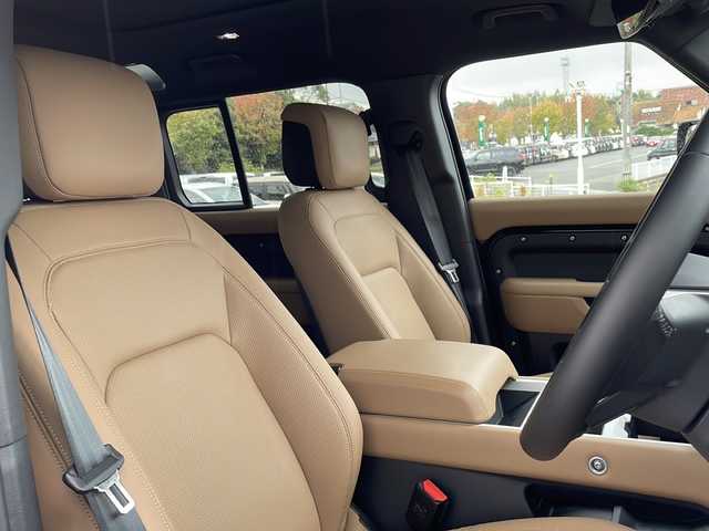 ランドローバー ランドローバー ディフェンダー 110XダイナミッHSE 福岡県 2024(令6)年 0.2万km 黒 純正ナビ/（Bカメラ、AM、FM、AppleCarPlay/AndroidAuto）/全方位カメラ/サンルーフ/純正ステップ/純正22インチホイール/MERIDIANサウンド/デュアルエアコン/バレットモード/ロートラクションローンチ/スピードリミッタ警告/ステアリングヒーター/パワーシード/シートメモリ機能/電動パーキングブレーキ/置くだけ充電/BSM/DSC/ローレンジトランスミッション/HDC/ISOFIX/レーダークルーズコントロール/LEDヘッドライト/車線逸脱警報/プリクラッシュ/横滑り防止装置/オートマチックハイビーム/ルーフレール/レザーシート/ドライブレコーダー前後/ETC2.0/保証書/カラーコード：1AG（サントリーニブラック）