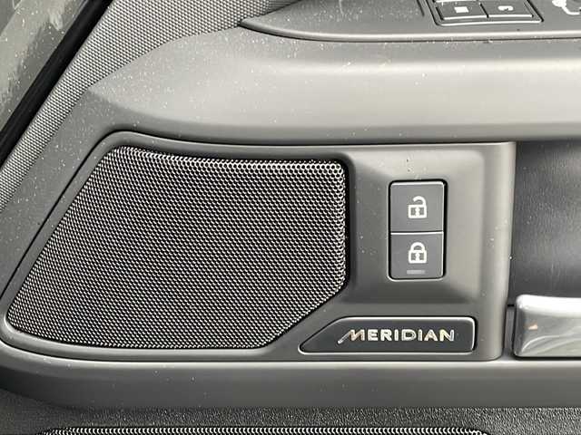 ランドローバー ランドローバー ディフェンダー 110XダイナミッHSE 福岡県 2024(令6)年 0.2万km 黒 純正ナビ/（Bカメラ、AM、FM、AppleCarPlay/AndroidAuto）/全方位カメラ/サンルーフ/純正ステップ/純正22インチホイール/MERIDIANサウンド/デュアルエアコン/バレットモード/ロートラクションローンチ/スピードリミッタ警告/ステアリングヒーター/パワーシード/シートメモリ機能/電動パーキングブレーキ/置くだけ充電/BSM/DSC/ローレンジトランスミッション/HDC/ISOFIX/レーダークルーズコントロール/LEDヘッドライト/車線逸脱警報/プリクラッシュ/横滑り防止装置/オートマチックハイビーム/ルーフレール/レザーシート/ドライブレコーダー前後/ETC2.0/保証書/カラーコード：1AG（サントリーニブラック）