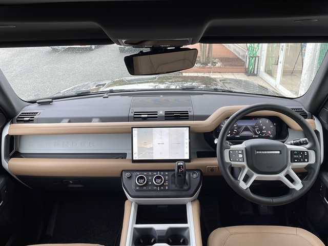 ランドローバー ランドローバー ディフェンダー 110XダイナミッHSE 福岡県 2024(令6)年 0.2万km 黒 純正ナビ/（Bカメラ、AM、FM、AppleCarPlay/AndroidAuto）/全方位カメラ/サンルーフ/純正ステップ/純正22インチホイール/MERIDIANサウンド/デュアルエアコン/バレットモード/ロートラクションローンチ/スピードリミッタ警告/ステアリングヒーター/パワーシード/シートメモリ機能/電動パーキングブレーキ/置くだけ充電/BSM/DSC/ローレンジトランスミッション/HDC/ISOFIX/レーダークルーズコントロール/LEDヘッドライト/車線逸脱警報/プリクラッシュ/横滑り防止装置/オートマチックハイビーム/ルーフレール/レザーシート/ドライブレコーダー前後/ETC2.0/保証書/カラーコード：1AG（サントリーニブラック）