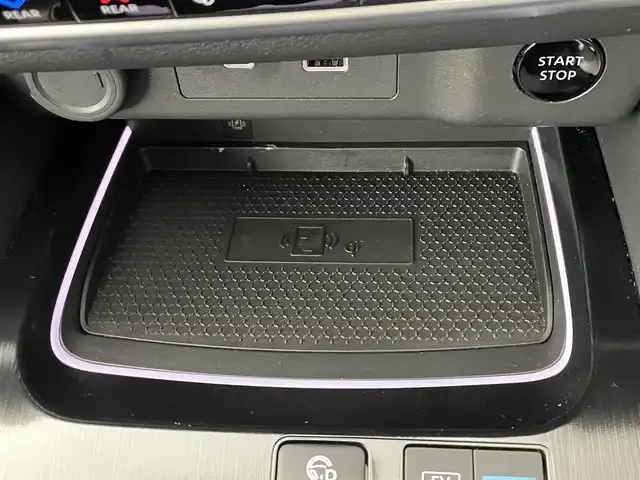 日産 エクストレイル G e－4ORCE 道央・札幌 2024(令6)年 1万km ブリリアントホワイトパール ・４WD/・純正メモリーナビゲーション/　BT/USB/AppleCarPlay/フルセグ/・社外ドライブレコーダー前後（SN-TW86）/・ビルトインETC2.0/・ワイヤレス充電/・アラウンドビューモニター/・エマージェンシーブレーキ/・プロパイロット/・レーダークルーズコントロール/・リアクロストラフィックアラート/・駐車支援/・デジタルインナーミラー/・HUD/・オートブレーキホールド/・横滑り防止装置/・前後コーナーセンサー/・前席パワーシート（D席メモリ付）/・レザーシート/・全席シートヒーター/・ステアリングヒーター/・オートライト/・LEDヘッドライト/・オートマチックハイビーム/・純正フロアマット/・スマートキー/・プッシュスタート/・スペアキー1本/・ルーフレール/・純正AW19インチ/・保証書あり/・取説あり