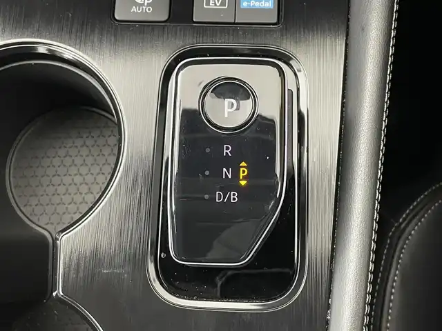 日産 エクストレイル G e－4ORCE 道央・札幌 2024(令6)年 1万km ブリリアントホワイトパール ・４WD/・純正メモリーナビゲーション/　BT/USB/AppleCarPlay/フルセグ/・社外ドライブレコーダー前後（SN-TW86）/・ビルトインETC2.0/・ワイヤレス充電/・アラウンドビューモニター/・エマージェンシーブレーキ/・プロパイロット/・レーダークルーズコントロール/・リアクロストラフィックアラート/・駐車支援/・デジタルインナーミラー/・HUD/・オートブレーキホールド/・横滑り防止装置/・前後コーナーセンサー/・前席パワーシート（D席メモリ付）/・レザーシート/・全席シートヒーター/・ステアリングヒーター/・オートライト/・LEDヘッドライト/・オートマチックハイビーム/・純正フロアマット/・スマートキー/・プッシュスタート/・スペアキー1本/・ルーフレール/・純正AW19インチ/・保証書あり/・取説あり