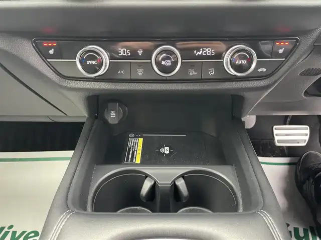 ホンダ ＺＲ－Ｖ ハイブリッド 富山県 2024(令6)年 3.2万km クリスタルブラックパール ４ＷＤ／/アラウンドビューモニター／/メーカーナビ／/フルセグＴＶ／/Ｂｌｕｅｔｏｏｔｈ／/前席パワーシート／/全席シートヒーター／/ステアリングヒーター／/ビルトインＥＴＣ／/パワーバックドア／/パドルシフト