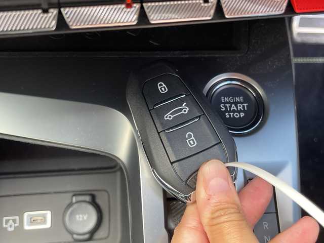 プジョー プジョー ４０８ GT 沖縄県 2023(令5)年 1万km パール ワンオーナー/メーカーオプションナビ/全方位カメラ/オーディオ（Ｂｌｕｅｔｏｏｔｈ）/衝突被害軽減ブレーキ/レーンキープアシスト/コーナーセンサー/ステアリングスイッチ/ＬＥＤヘッドライト/ウィンカーミラー/パドルシフト/置くだけ充電/ステアリングスイッチ/ハンドルヒーター