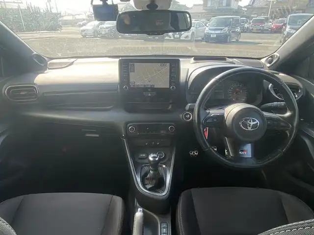 トヨタ ＧＲヤリス RZ 熊本県 2022(令4)年 4.3万km プラチナホワイトパールマイカ 純正ナビ/・AM/FM/CD/USB/BT/・フルセグTV/バックカメラ/トヨタセーフティセンス/・レーントレーシングアシスト/・プリクラッシュセーフティシステム/・ブラインドスポットモニター/・クリアランスソナー/・リヤクロストラフィックアラート/・ロードサインアシスト/・ヘッドアップディスプレイ/・レーダークルーズコントロール/・オートマチックハイビーム/・車両接近通報装置/前後コーナーセンサー/革巻きステアリング/・ステアリングリモコン/・ステアリングヒーター/オートライト/・LEDライト/・フォグランプ/・ヘッドライトレベライザー/D/N席シートヒーター/電動格納ミラー/・ウィンカーミラー/前後ドライブレコーダー（TZ-DR210）/純正フロアマット/純正アルミホイール/スマートキー/・スペアキー