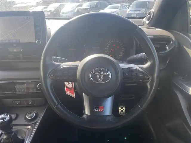 トヨタ ＧＲヤリス RZ 熊本県 2022(令4)年 4.3万km プラチナホワイトパールマイカ 純正ナビ/・AM/FM/CD/USB/BT/・フルセグTV/バックカメラ/トヨタセーフティセンス/・レーントレーシングアシスト/・プリクラッシュセーフティシステム/・ブラインドスポットモニター/・クリアランスソナー/・リヤクロストラフィックアラート/・ロードサインアシスト/・ヘッドアップディスプレイ/・レーダークルーズコントロール/・オートマチックハイビーム/・車両接近通報装置/前後コーナーセンサー/革巻きステアリング/・ステアリングリモコン/・ステアリングヒーター/オートライト/・LEDライト/・フォグランプ/・ヘッドライトレベライザー/D/N席シートヒーター/電動格納ミラー/・ウィンカーミラー/前後ドライブレコーダー（TZ-DR210）/純正フロアマット/純正アルミホイール/スマートキー/・スペアキー
