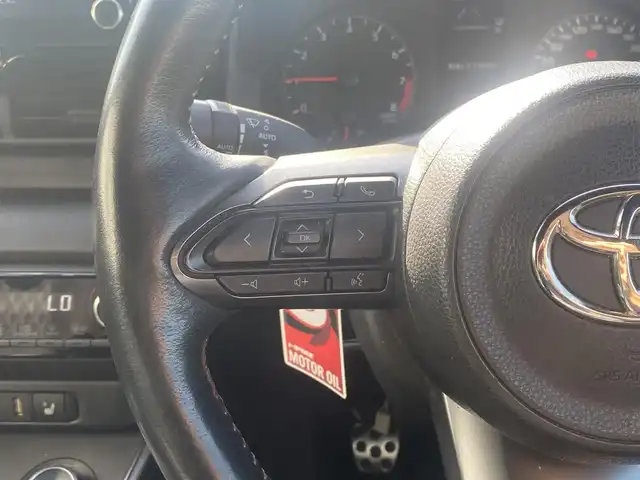 トヨタ ＧＲヤリス RZ 熊本県 2022(令4)年 4.3万km プラチナホワイトパールマイカ 純正ナビ/・AM/FM/CD/USB/BT/・フルセグTV/バックカメラ/トヨタセーフティセンス/・レーントレーシングアシスト/・プリクラッシュセーフティシステム/・ブラインドスポットモニター/・クリアランスソナー/・リヤクロストラフィックアラート/・ロードサインアシスト/・ヘッドアップディスプレイ/・レーダークルーズコントロール/・オートマチックハイビーム/・車両接近通報装置/前後コーナーセンサー/革巻きステアリング/・ステアリングリモコン/・ステアリングヒーター/オートライト/・LEDライト/・フォグランプ/・ヘッドライトレベライザー/D/N席シートヒーター/電動格納ミラー/・ウィンカーミラー/前後ドライブレコーダー（TZ-DR210）/純正フロアマット/純正アルミホイール/スマートキー/・スペアキー