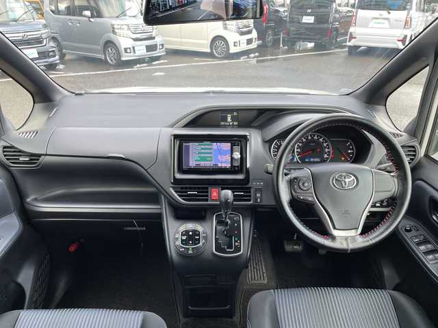 トヨタ ヴォクシー ZS 煌 新潟県 2015(平27)年 6.5万km ホワイトパールクリスタルシャイン 社外ナビ(AVIC-RW09)/(AM/FM/CD/DVD/Bluetooth)/フルセグTV/社外フリップダウンモニター/社外前後ドラレコ型デジタルインナーミラー/両側パワースライドドア/バックカメラ/純正フロアマット/ETC/プッシュスタート/スマートキー/スペアキー×1/LEDヘッドライト/オートライト/保証書