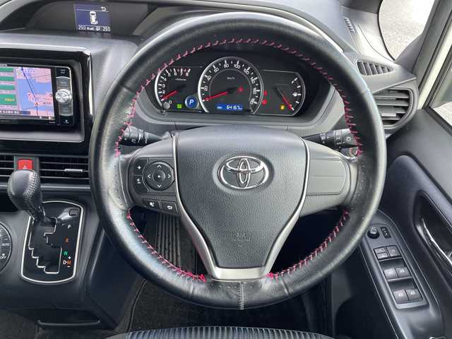 トヨタ ヴォクシー ZS 煌 新潟県 2015(平27)年 6.5万km ホワイトパールクリスタルシャイン 社外ナビ(AVIC-RW09)/(AM/FM/CD/DVD/Bluetooth)/フルセグTV/社外フリップダウンモニター/社外前後ドラレコ型デジタルインナーミラー/両側パワースライドドア/バックカメラ/純正フロアマット/ETC/プッシュスタート/スマートキー/スペアキー×1/LEDヘッドライト/オートライト/保証書