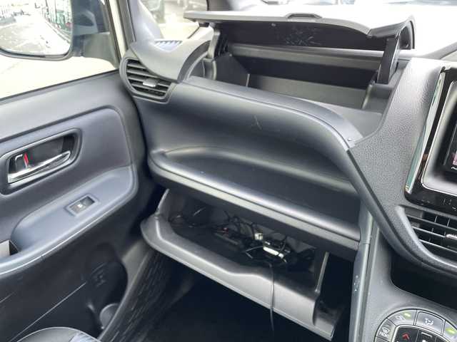 トヨタ ヴォクシー ZS 煌 新潟県 2015(平27)年 6.5万km ホワイトパールクリスタルシャイン 社外ナビ(AVIC-RW09)/(AM/FM/CD/DVD/Bluetooth)/フルセグTV/社外フリップダウンモニター/社外前後ドラレコ型デジタルインナーミラー/両側パワースライドドア/バックカメラ/純正フロアマット/ETC/プッシュスタート/スマートキー/スペアキー×1/LEDヘッドライト/オートライト/保証書