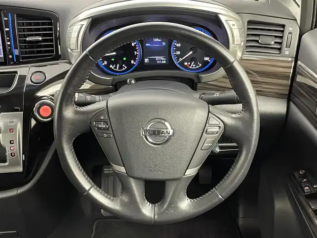 日産 エルグランド 250ハイウェイスター 埼玉県 2014(平26)年 2.4万km ファントムブラック 純正ナビ/純正アルミホイール/フリップダウンモニター/サンルーフ/両側パワースライドドア/コーナーセンサー/エアバッグW/カーテンエアバッグ/衝突被害軽減システム/ハーフレザーシート/クルーズコントロール/ウォークスルー/オートライト/スマートキー/プッシュスタート