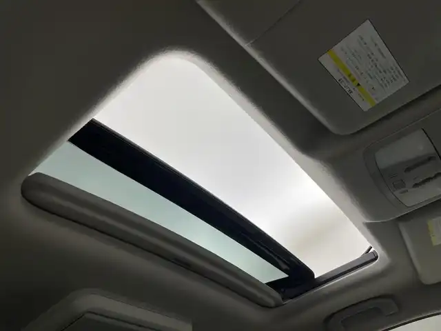 日産 エルグランド 250ハイウェイスター 埼玉県 2014(平26)年 2.4万km ファントムブラック 純正ナビ/純正アルミホイール/フリップダウンモニター/サンルーフ/両側パワースライドドア/コーナーセンサー/エアバッグW/カーテンエアバッグ/衝突被害軽減システム/ハーフレザーシート/クルーズコントロール/ウォークスルー/オートライト/スマートキー/プッシュスタート